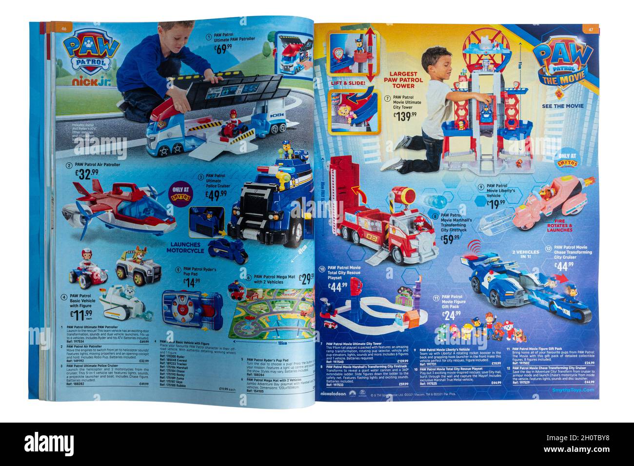 Aufgrund von Transportproblemen gibt es Bedenken hinsichtlich der Verfügbarkeit von Spielzeug für Weihnachtsgeschenke. Im Bild: Smyths Toys Katalog, Winter 2021, UK. Stockfoto