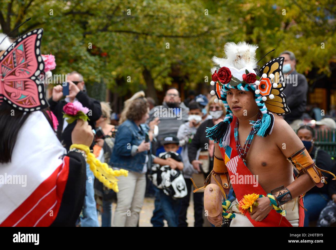 Indianische Tänzer aus dem Zuni Pueblo in New Mexico treten bei einer Veranstaltung zum Tag der indigenen Völker in Santa Fe, New Mexico, auf. Stockfoto