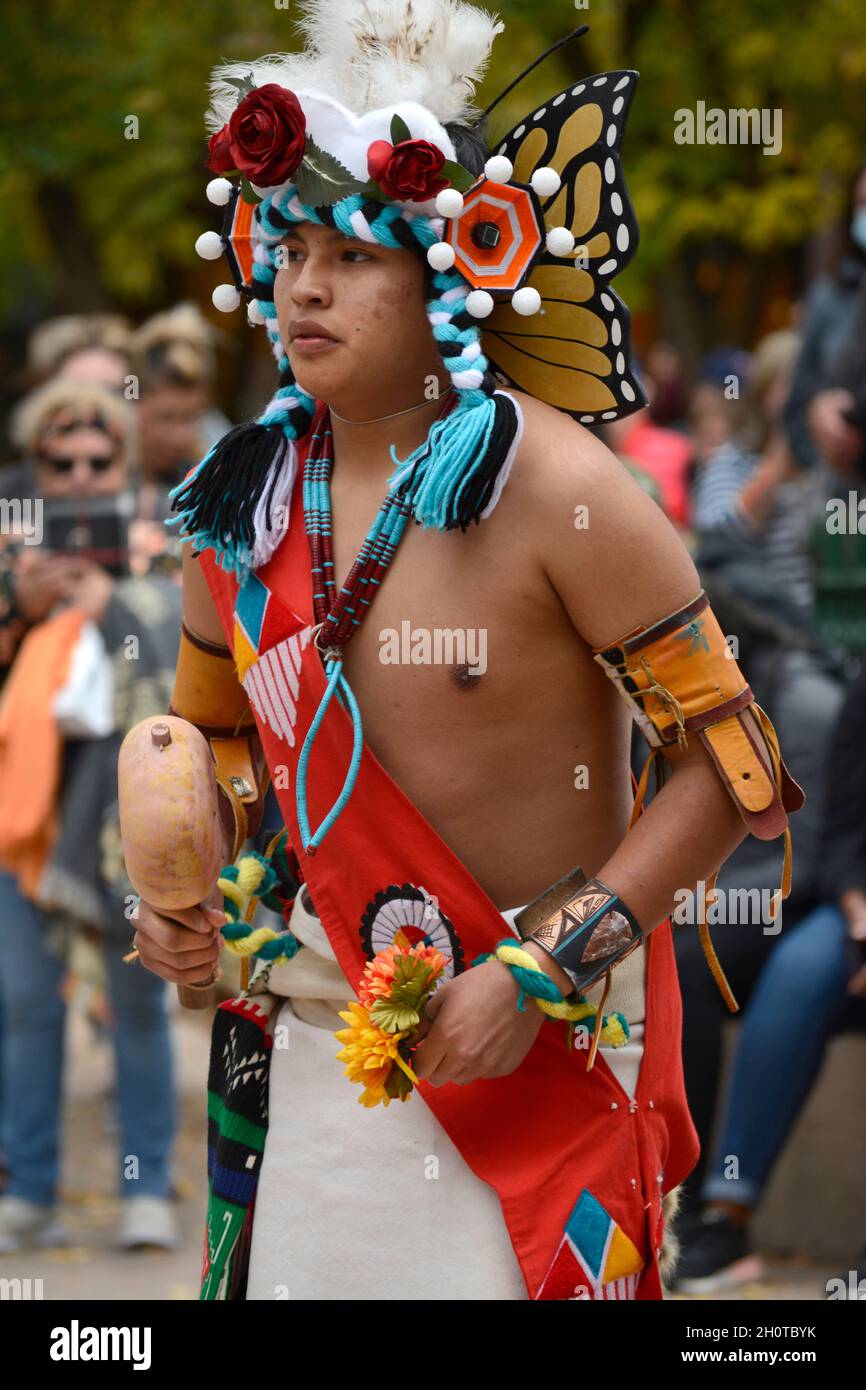 Indianische Tänzer aus dem Zuni Pueblo in New Mexico treten bei einer Veranstaltung zum Tag der indigenen Völker in Santa Fe, New Mexico, auf. Stockfoto