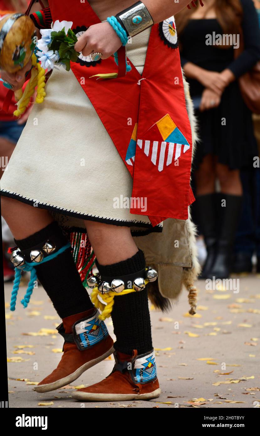 Indianische Tänzer aus dem Zuni Pueblo in New Mexico treten bei einer Veranstaltung zum Tag der indigenen Völker in Santa Fe, New Mexico, auf. Stockfoto