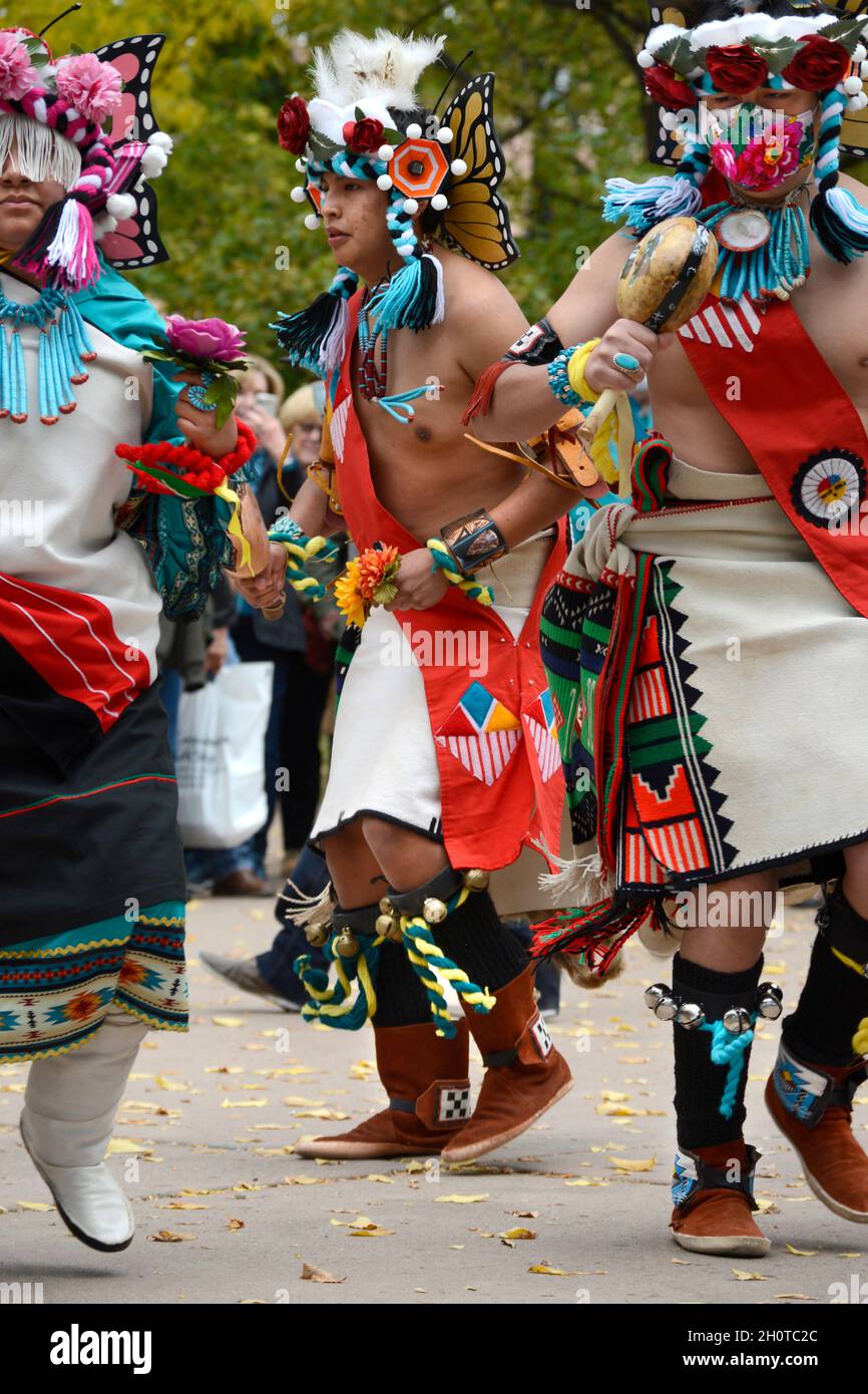 Indianische Tänzer aus dem Zuni Pueblo in New Mexico treten bei einer Veranstaltung zum Tag der indigenen Völker in Santa Fe, New Mexico, auf. Stockfoto