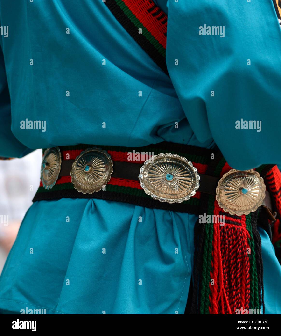Indianische Trommler für eine Tanzgruppe aus Zuni Pueblo in New Mexico treten bei einer Veranstaltung zum Tag der indigenen Völker in Santa Fe, New Mexico, auf. Stockfoto