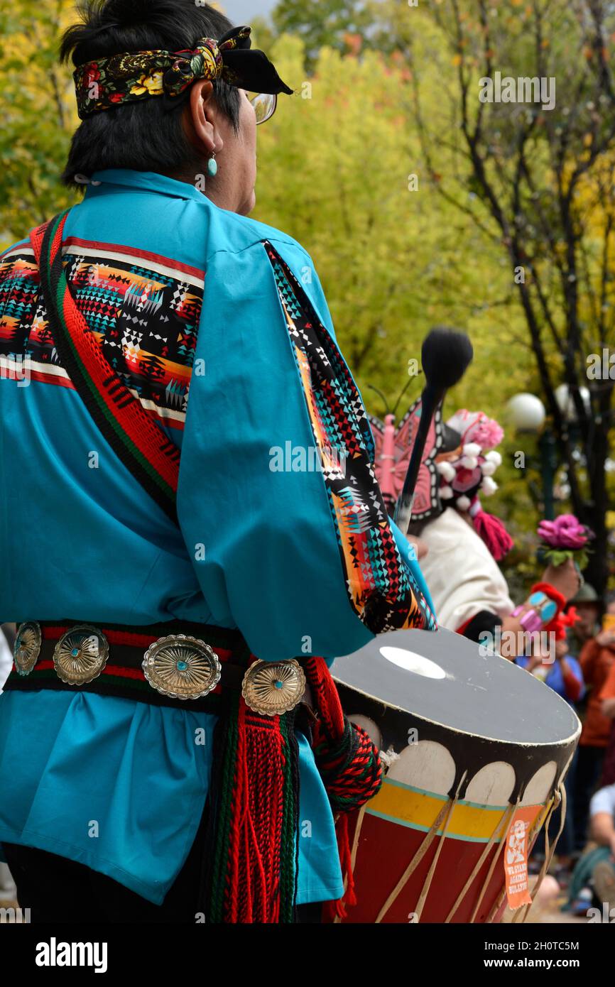 Indianische Trommler für eine Tanzgruppe aus Zuni Pueblo in New Mexico treten bei einer Veranstaltung zum Tag der indigenen Völker in Santa Fe, New Mexico, auf. Stockfoto