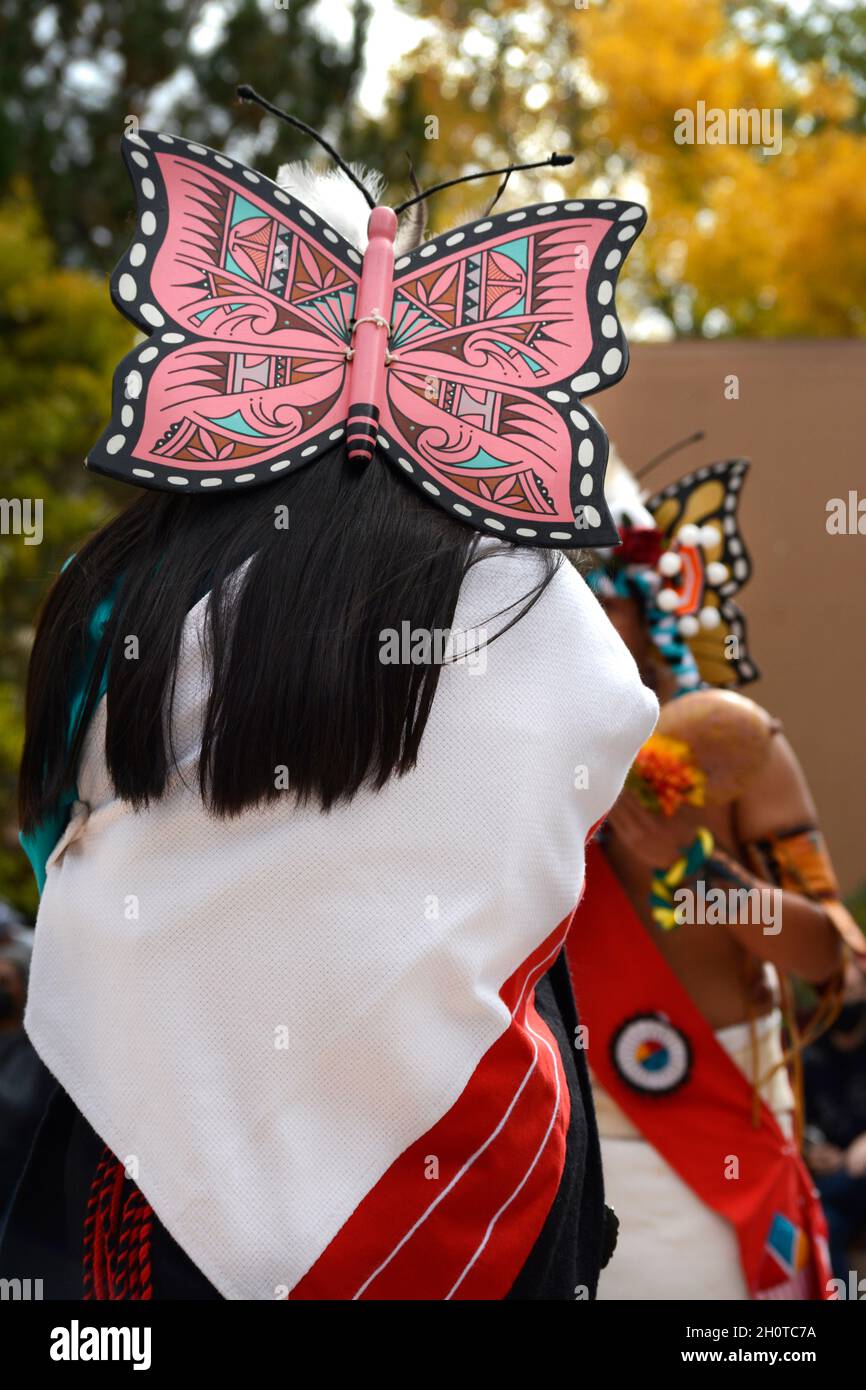 Indianische Tänzer aus dem Zuni Pueblo in New Mexico treten bei einer Veranstaltung zum Tag der indigenen Völker in Santa Fe, New Mexico, auf. Stockfoto