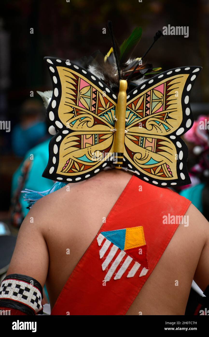 Indianische Tänzer aus dem Zuni Pueblo in New Mexico treten bei einer Veranstaltung zum Tag der indigenen Völker in Santa Fe, New Mexico, auf. Stockfoto