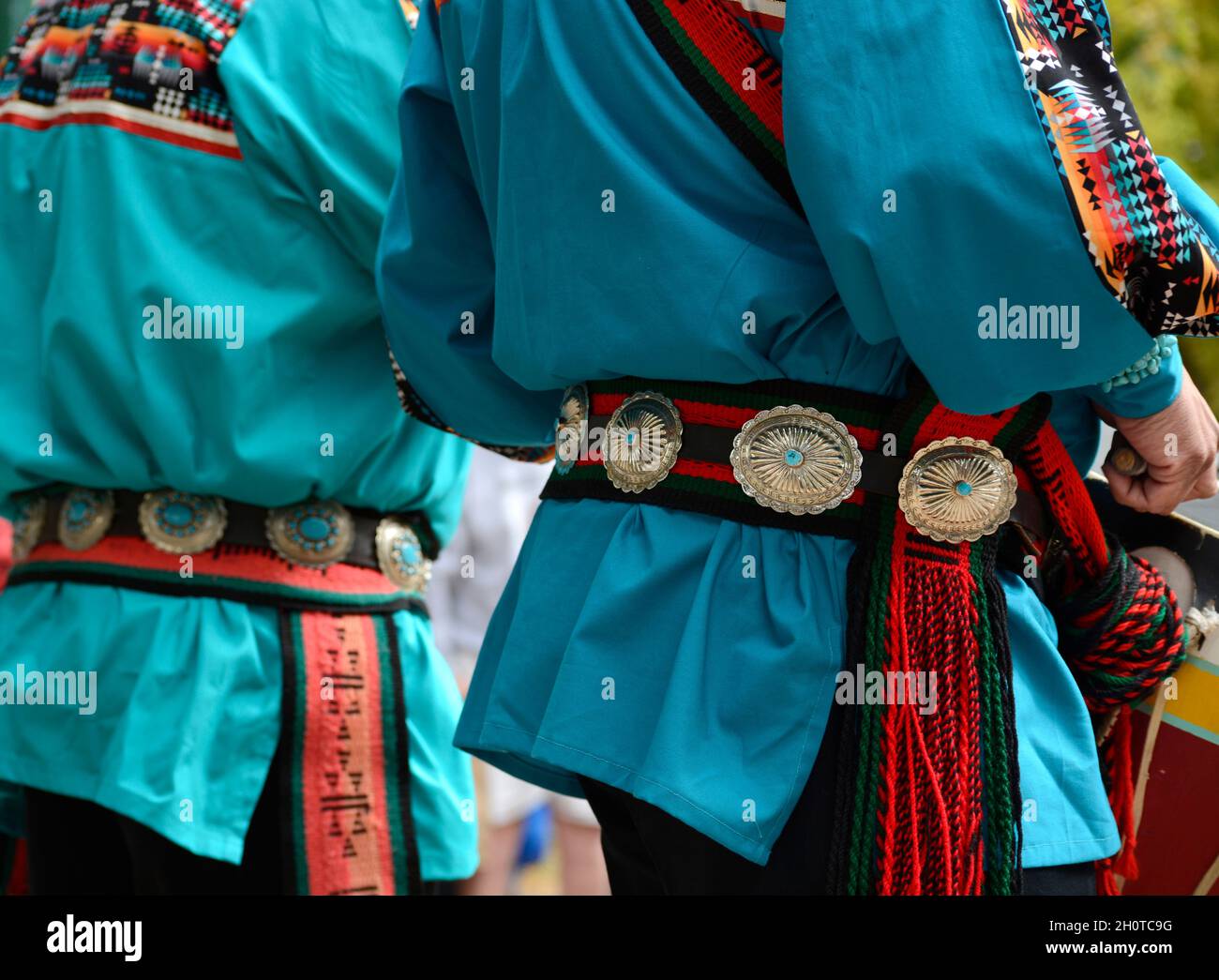 Indianische Trommler für eine Tanzgruppe aus Zuni Pueblo in New Mexico treten bei einer Veranstaltung zum Tag der indigenen Völker in Santa Fe, New Mexico, auf. Stockfoto