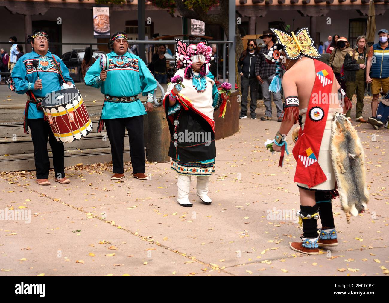 Indianische Tänzer aus dem Zuni Pueblo in New Mexico treten bei einer Veranstaltung zum Tag der indigenen Völker in Santa Fe, New Mexico, auf. Stockfoto