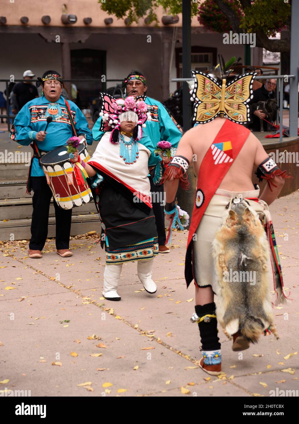 Indianische Tänzer aus dem Zuni Pueblo in New Mexico treten bei einer Veranstaltung zum Tag der indigenen Völker in Santa Fe, New Mexico, auf. Stockfoto