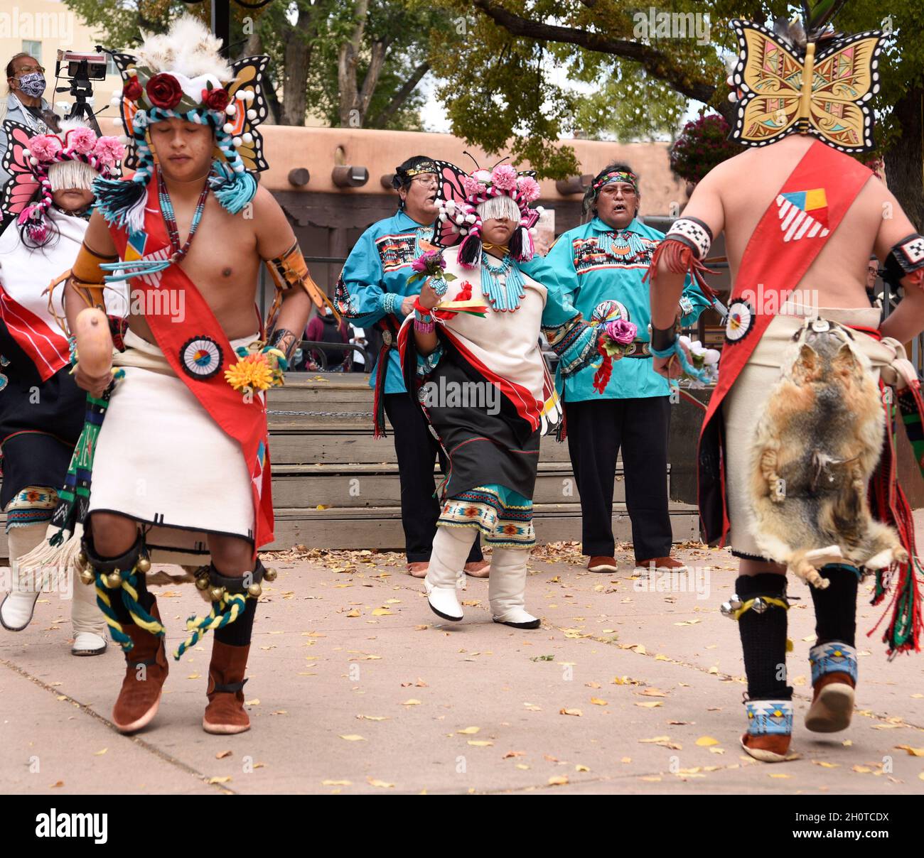 Indianische Tänzer aus dem Zuni Pueblo in New Mexico treten bei einer Veranstaltung zum Tag der indigenen Völker in Santa Fe, New Mexico, auf. Stockfoto