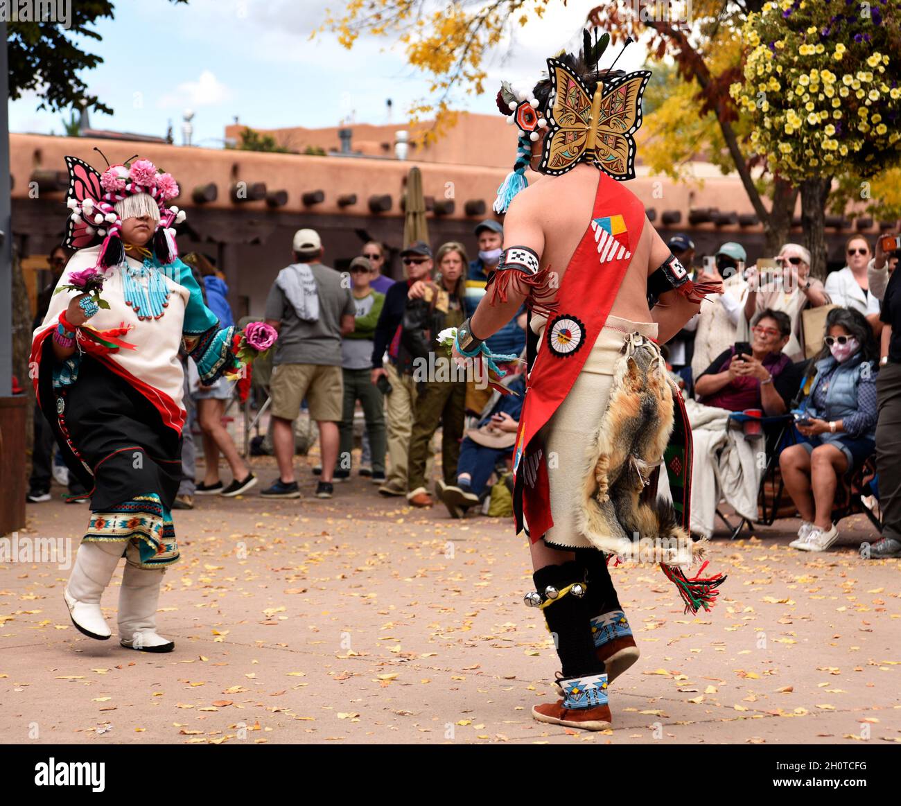 Indianische Tänzer aus dem Zuni Pueblo in New Mexico treten bei einer Veranstaltung zum Tag der indigenen Völker in Santa Fe, New Mexico, auf. Stockfoto