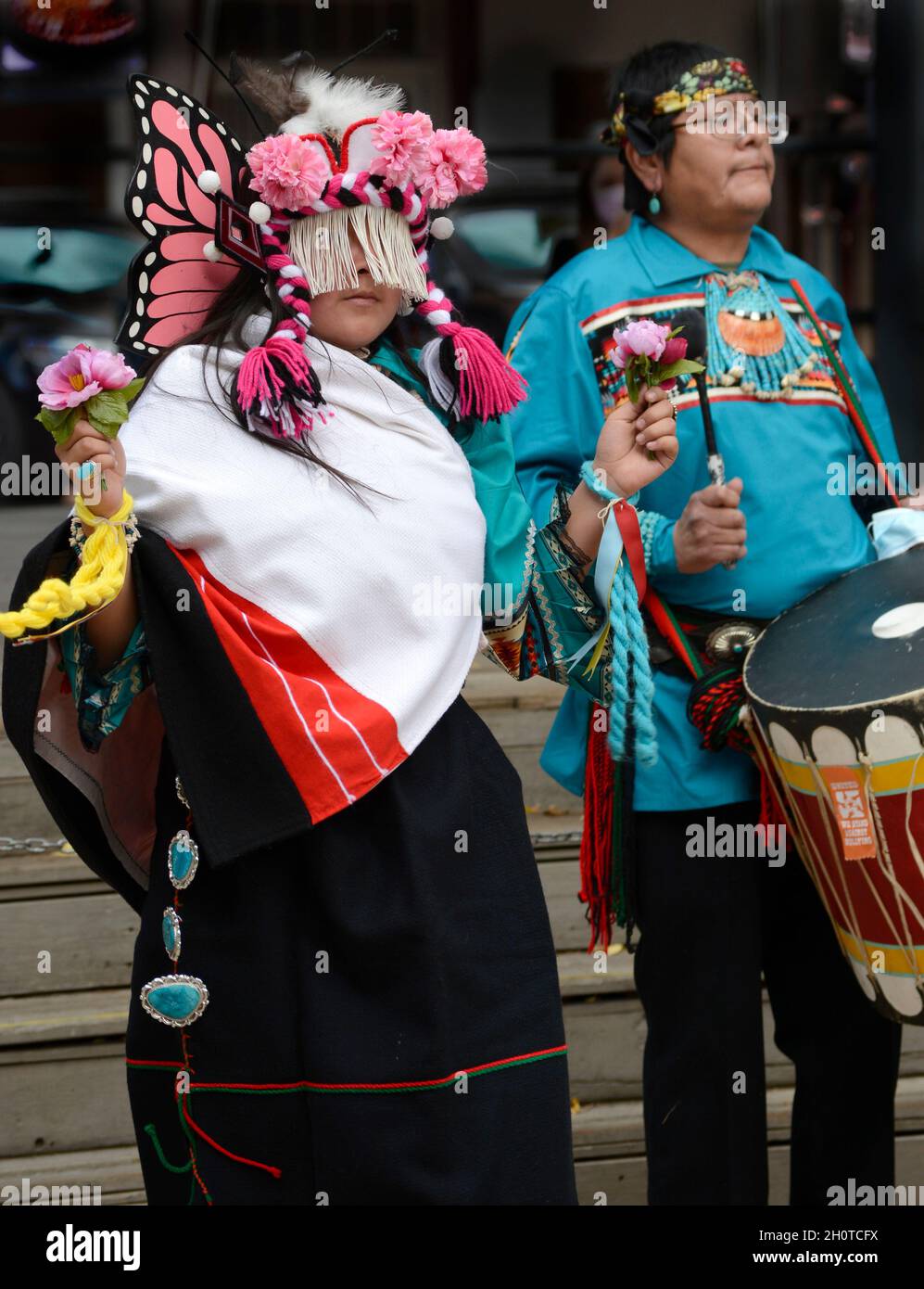Indianische Tänzer aus dem Zuni Pueblo in New Mexico treten bei einer Veranstaltung zum Tag der indigenen Völker in Santa Fe, New Mexico, auf. Stockfoto