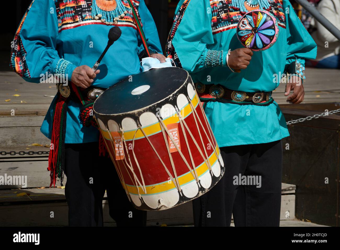 Indianische Trommler für eine Tanzgruppe aus Zuni Pueblo in New Mexico treten bei einer Veranstaltung zum Tag der indigenen Völker in Santa Fe, New Mexico, auf. Stockfoto