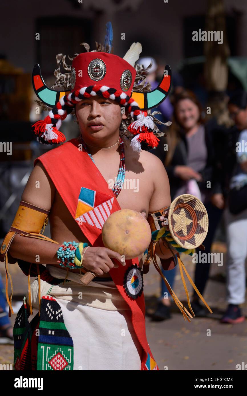 Indianische Tänzer aus dem Zuni Pueblo in New Mexico treten bei einer Veranstaltung zum Tag der indigenen Völker in Santa Fe, New Mexico, auf. Stockfoto