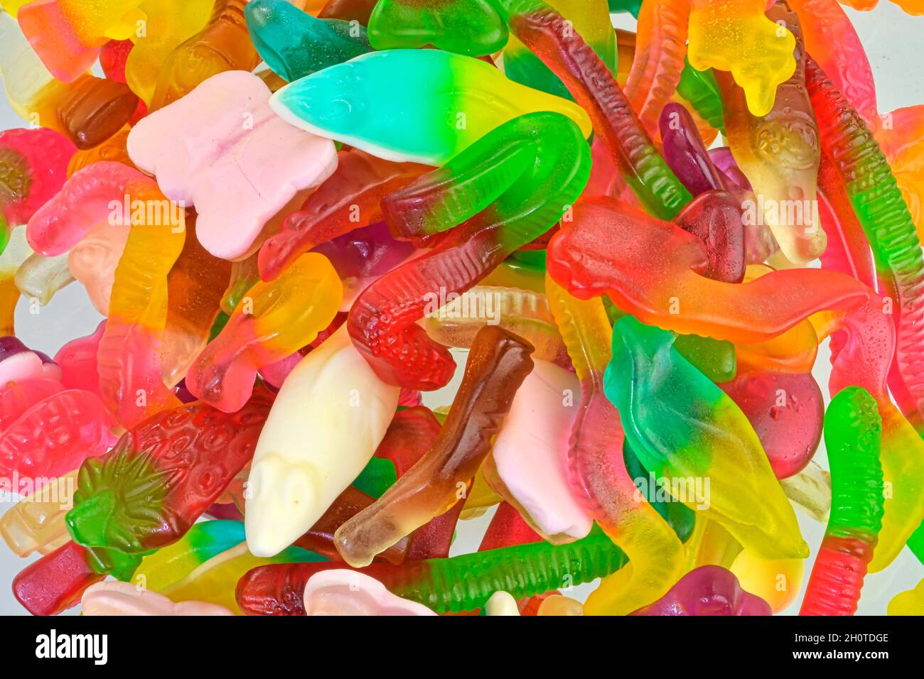 Verschiedene leckere leckere leckere leckere Süßigkeiten. Draufsicht. Obst Gummy Süßigkeiten Hintergrund Stockfoto