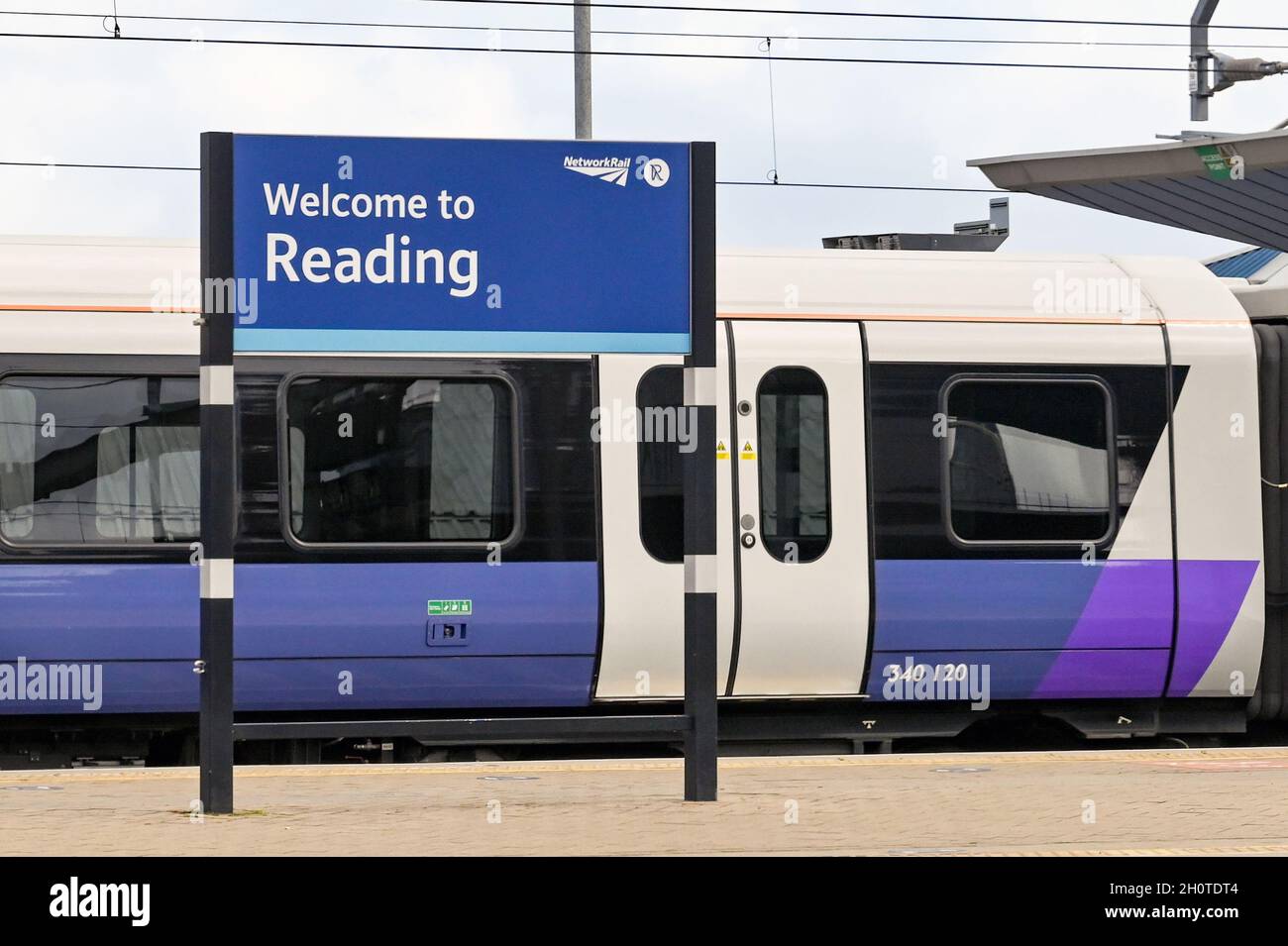 Reading, England - August 2021: Bahnhofschild auf einer der Bahnsteige am Bahnhof Reading Stockfoto