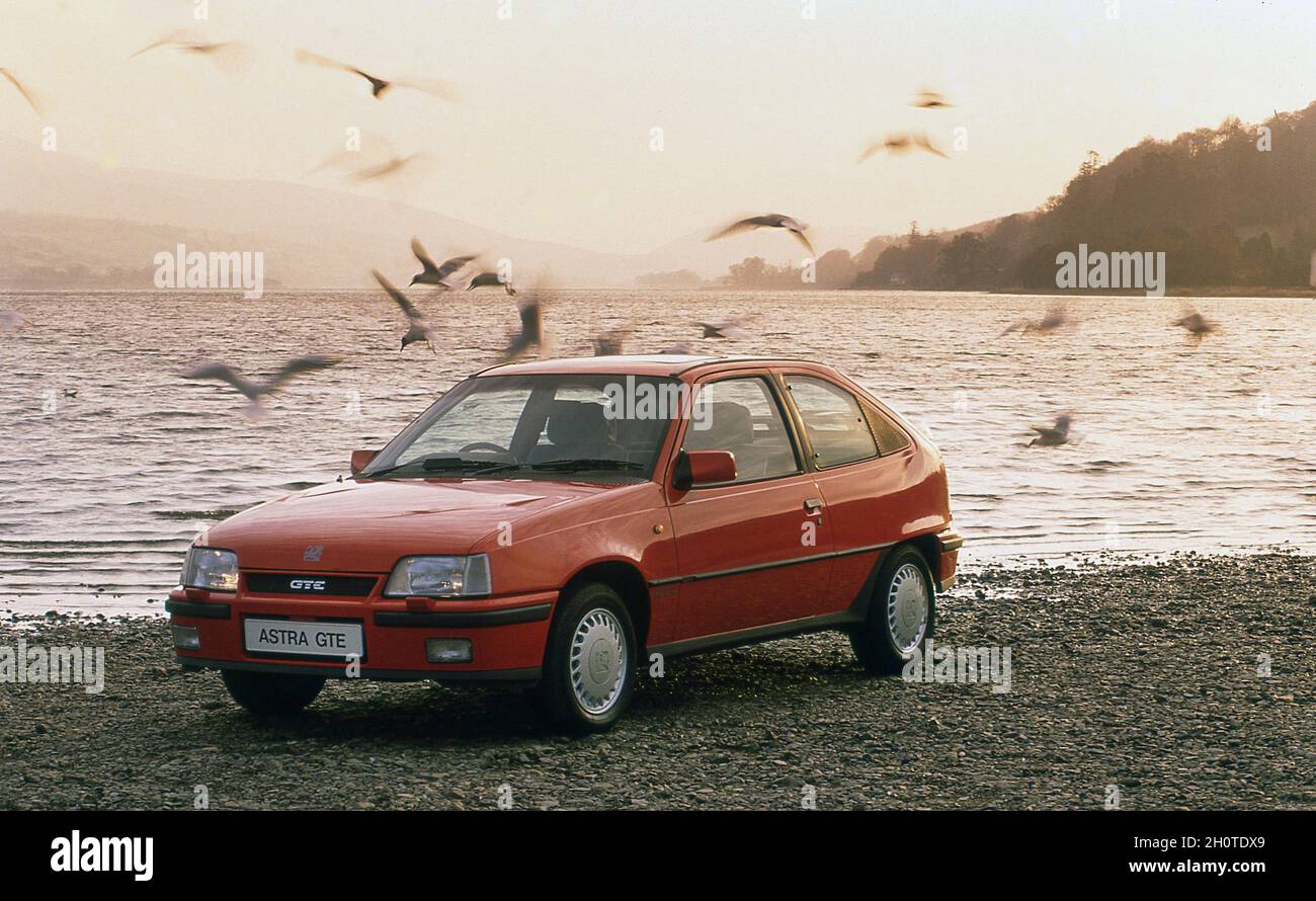 1988 Vauxhall Astra GTE MKII fährt in Wales Großbritannien Stockfoto