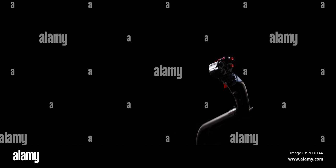 Helikopter Steuerung Joystick im Cockpit isoliert auf schwarzem Hintergrund, Panoramabild Stockfoto