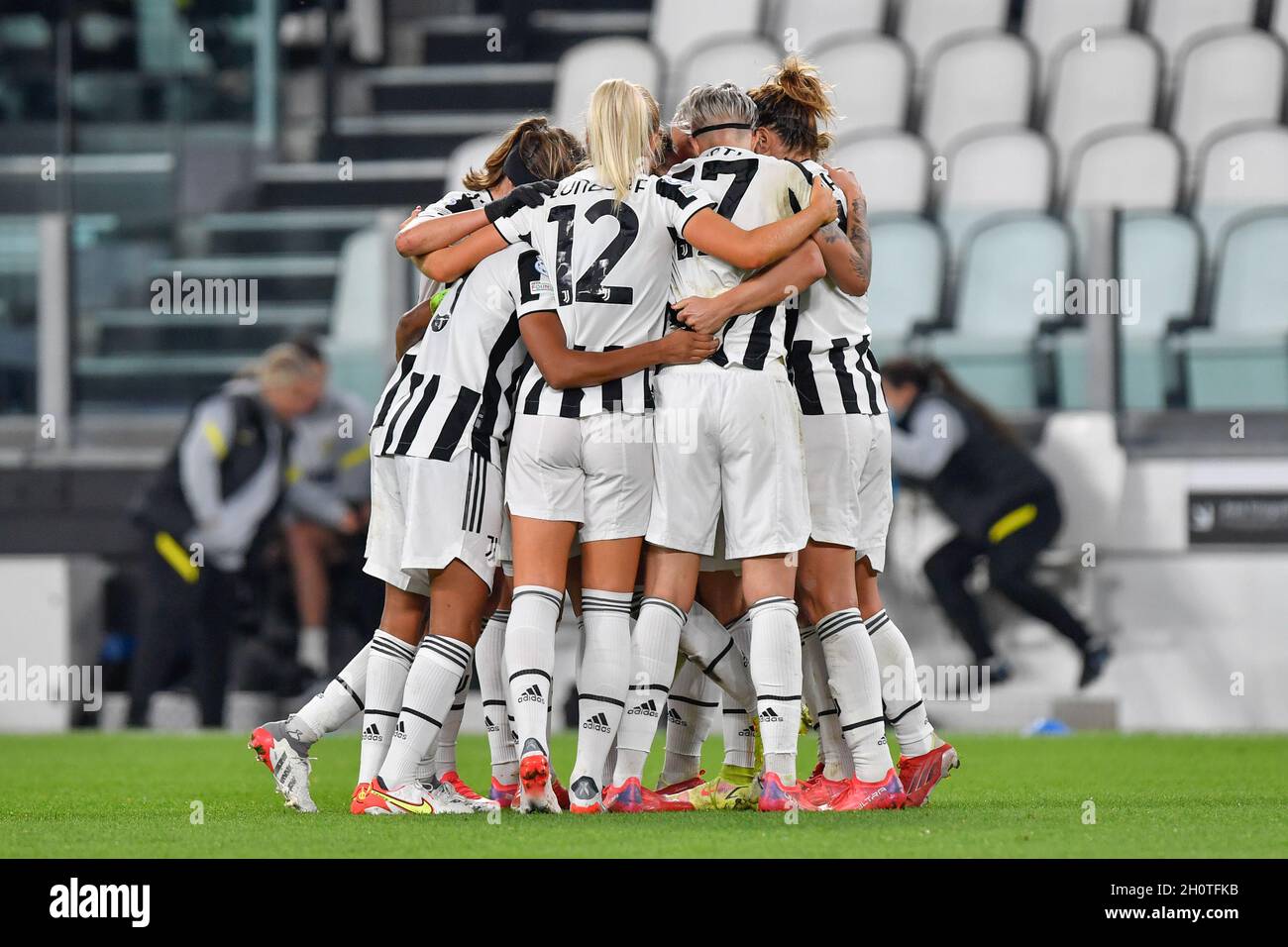 Turin, Italien. Oktober 2021. Barbara Bonansea (11) von Juventus erzielt beim UEFA Women's Champions League-Spiel zwischen Juventus und Chelsea im Juventus-Stadion in Turin 1-1 Punkte. (Foto: Gonzales Photo/Alamy Live News Stockfoto