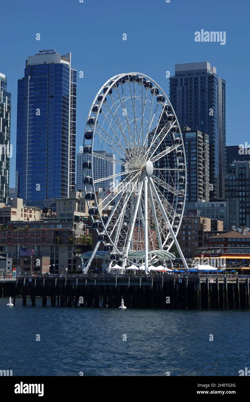 Seattle, WA / USA - 25. Juni 2021: Das Seattle Great Wheel wird an einem Sommertag in vertikaler Ansicht gezeigt. Das Riesenrad befindet sich am Pier 57. Stockfoto