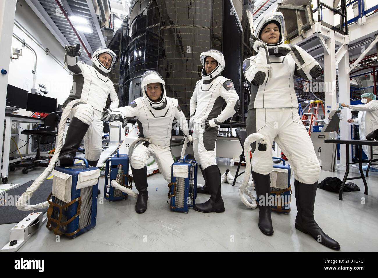 Hawthorne, Usa. Oktober 2021. Die Astronauten von SpaceX Crew-3 posieren für ein Porträt in ihren Anzügen während einer Trainingseinheit am 9. Oktober 2021. Von links sind der ESA-Astronaut Matthias Maurer und die NASA-Astronauten Raja Chari, Thomas Marshburn und Kayla Barron zu sehen. Chari ist Kommandant, Marshburn ist der Pilot und Barron und Maurer sind beide Missionsspezialisten. Foto von SpaceX/UPI Credit: UPI/Alamy Live News Stockfoto