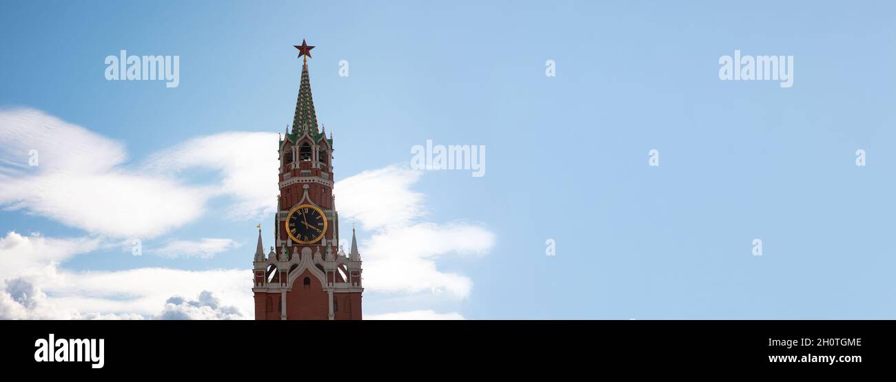 Die Kremluhr oder das kremlgimm ist eine historische Uhr auf dem Spasskaya-Turm des Moskauer Panoramas Stockfoto