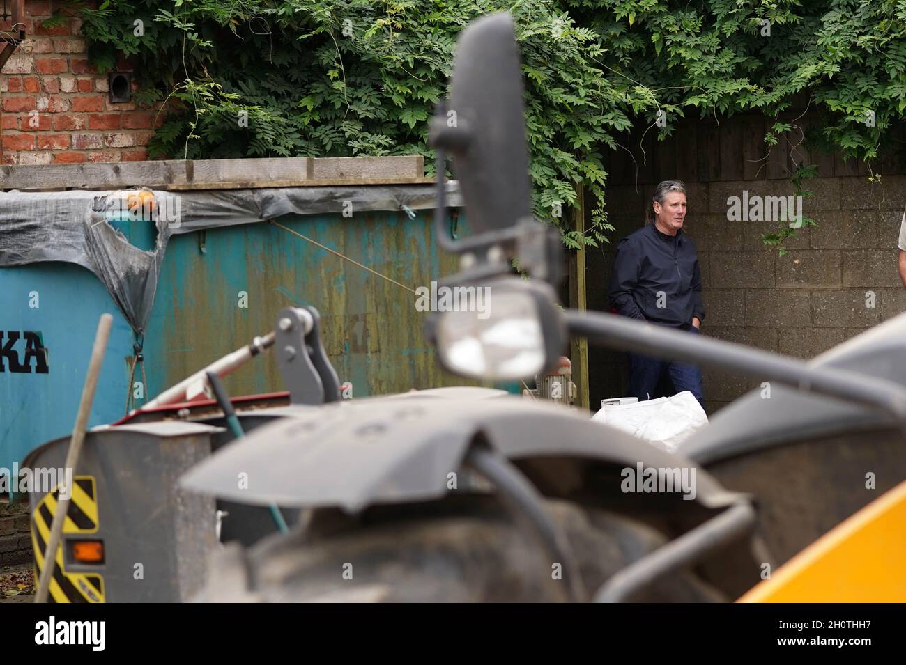 Der Arbeitsleiter Sir Keir Starmer bei ihrem Besuch auf der Manor Farm in Kelfield, Yorkshire, wo er mit den lokalen Landwirten über die Lieferkette sprach. Bilddatum: Donnerstag, 14. Oktober 2021. Stockfoto