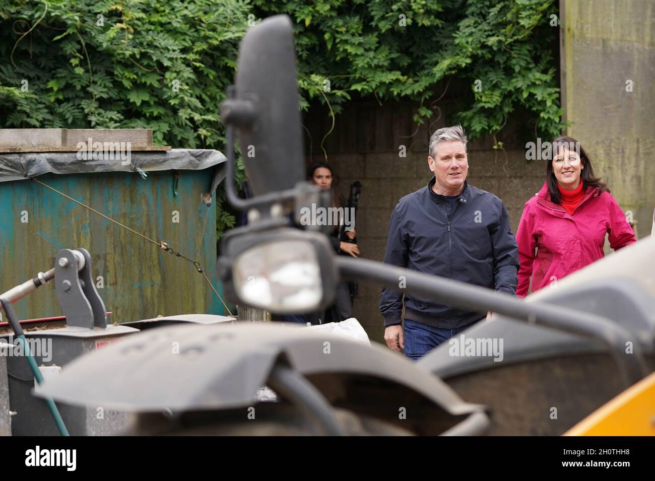 Der Arbeitsleiter Sir Keir Starmer und die Schattenkanzlerin Rachel Reeves während ihres Besuchs auf der Manor Farm in Kelfield, Yorkshire, diskutierten sie mit lokalen Bauern über Lieferkettenprobleme. Bilddatum: Donnerstag, 14. Oktober 2021. Stockfoto