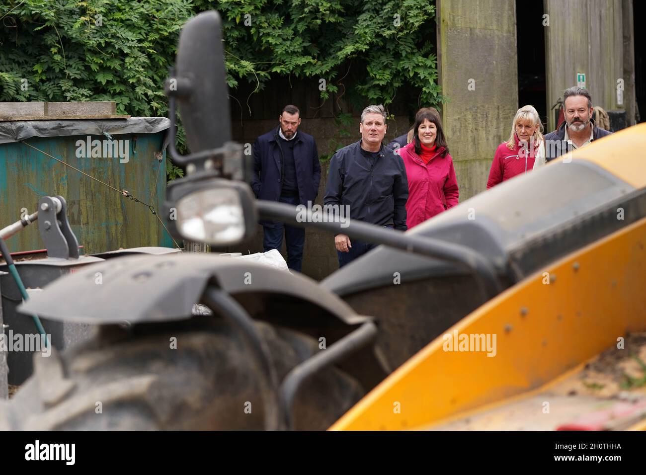 Der Arbeitsleiter Sir Keir Starmer und die Schattenkanzlerin Rachel Reeves (Mitte) bei ihrem Besuch auf der Manor Farm in Kelfield, Yorkshire, wo sie mit den lokalen Landwirten über Lieferkettenprobleme sprachen. Bilddatum: Donnerstag, 14. Oktober 2021. Stockfoto