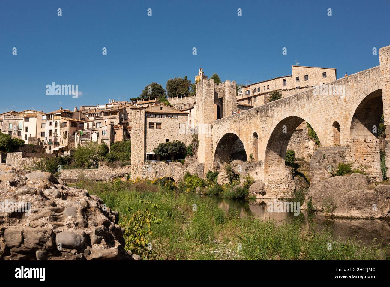 Besalú, Gerona, Spanien. 18. September 2021: Panoramablick auf die Stadt Besalú, charakteristisch für ihre mittelalterliche Architektur. Stockfoto