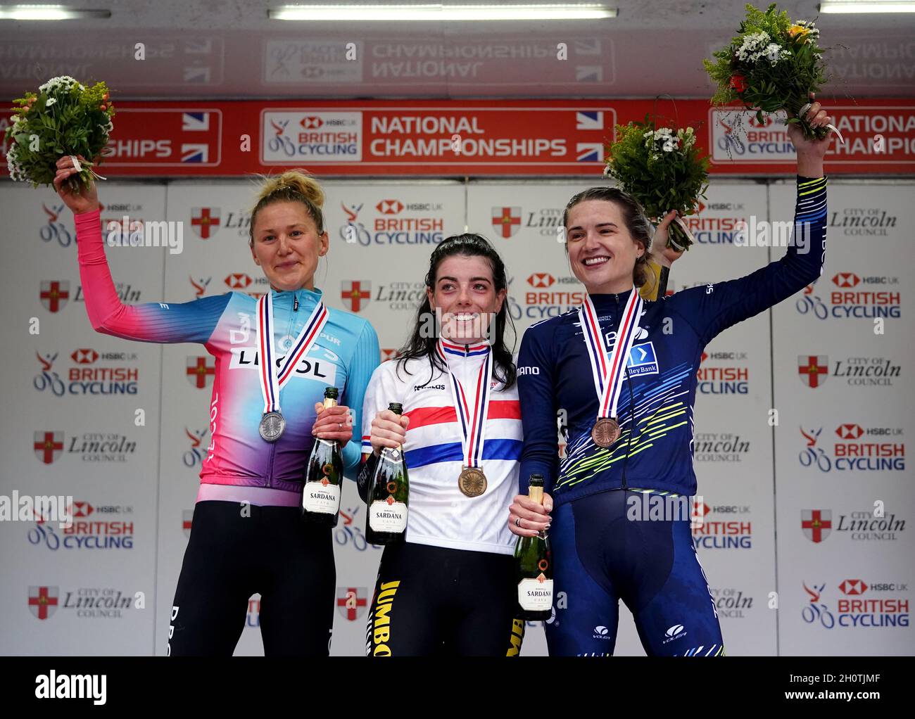Joscelin Lowden vom Team Drops le Col, Zweiter, Anna Henderson vom Team Jumbo-Visma, First, und Leah Dixon vom Team TIBCO-Silicon Valley Bank, Dritte, feiern auf dem Podium nach dem Women's Elite-Rennen während des British Cycling National Championships Time Trial durch Lincoln. Bilddatum: Donnerstag, 14. Oktober 2021. Stockfoto