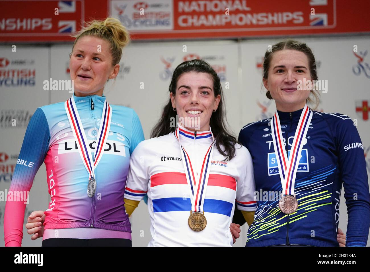 Joscelin Lowden vom Team Drops le Col, Zweiter, Anna Henderson vom Team Jumbo-Visma, First, und Leah Dixon vom Team TIBCO-Silicon Valley Bank, Dritte, feiern auf dem Podium nach dem Women's Elite-Rennen während des British Cycling National Championships Time Trial durch Lincoln. Bilddatum: Donnerstag, 14. Oktober 2021. Stockfoto