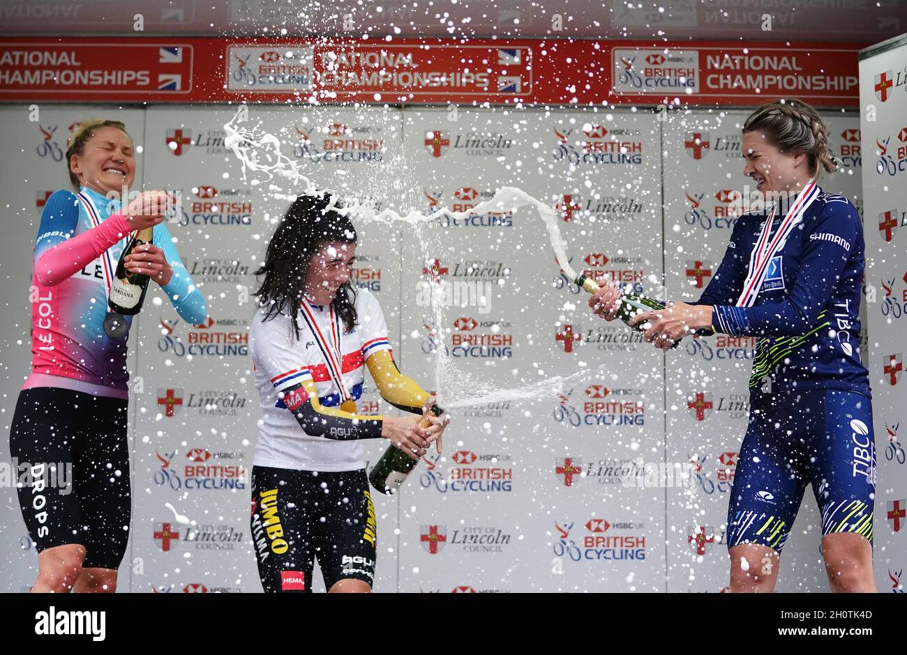 Joscelin Lowden vom Team Drops le Col, Zweiter, Anna Henderson vom Team Jumbo-Visma, First, und Leah Dixon vom Team TIBCO-Silicon Valley Bank, Dritte, feiern auf dem Podium nach dem Women's Elite-Rennen während des British Cycling National Championships Time Trial durch Lincoln. Bilddatum: Donnerstag, 14. Oktober 2021. Stockfoto