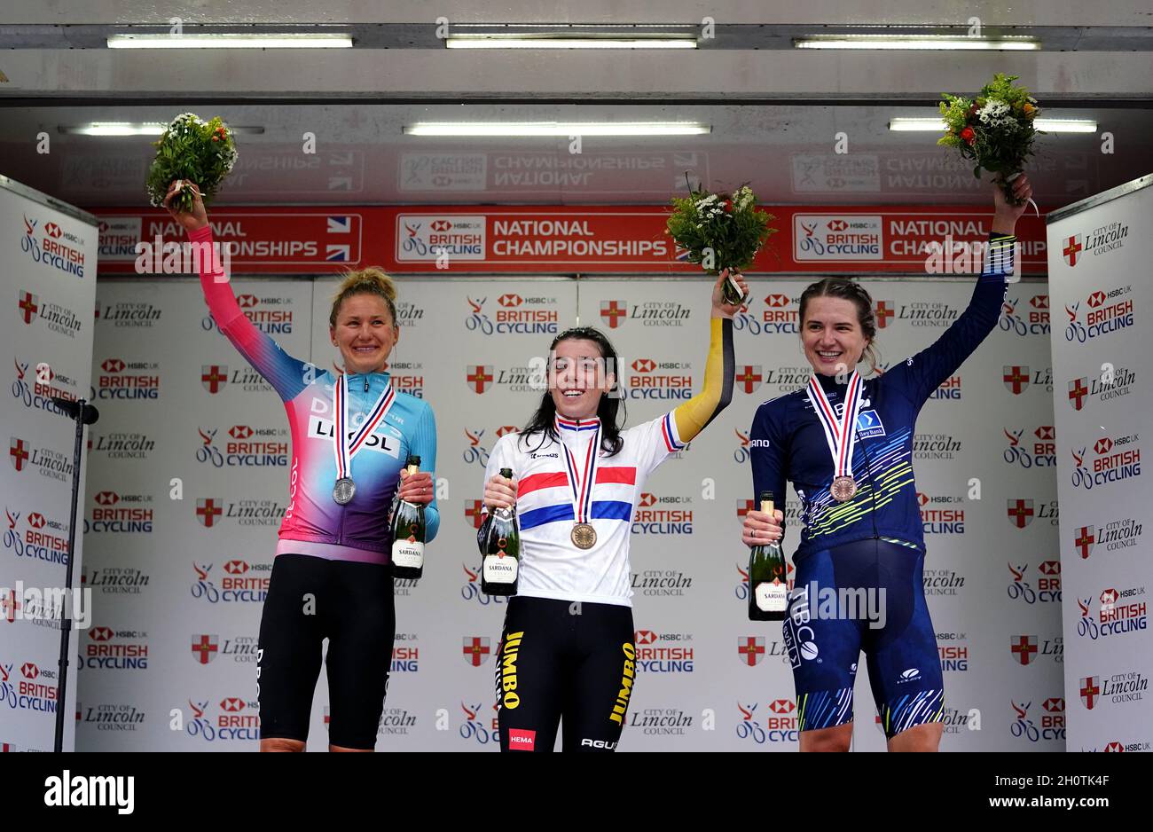 Joscelin Lowden vom Team Drops le Col, Zweiter, Anna Henderson vom Team Jumbo-Visma, First, und Leah Dixon vom Team TIBCO-Silicon Valley Bank, Dritte, feiern auf dem Podium nach dem Women's Elite-Rennen während des British Cycling National Championships Time Trial durch Lincoln. Bilddatum: Donnerstag, 14. Oktober 2021. Stockfoto