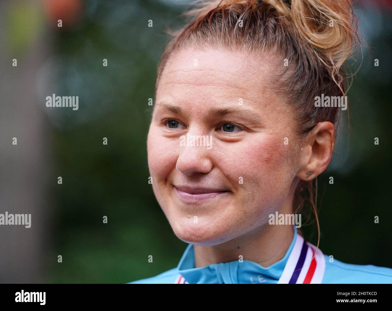 Joscelin Lowden vom Team Drops le Col feiert den zweiten Platz auf dem Podium nach dem Women's Elite-Rennen während des British Cycling National Championships Time Trial durch Lincoln. Bilddatum: Donnerstag, 14. Oktober 2021. Stockfoto