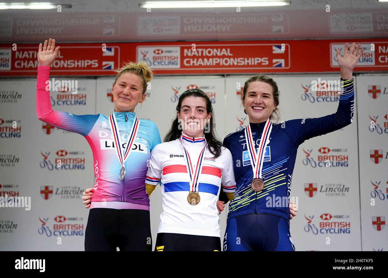 Joscelin Lowden vom Team Drops le Col, Zweiter, Anna Henderson vom Team Jumbo-Visma, First, und Leah Dixon vom Team TIBCO-Silicon Valley Bank, Dritte, feiern auf dem Podium nach dem Women's Elite-Rennen während des British Cycling National Championships Time Trial durch Lincoln. Bilddatum: Donnerstag, 14. Oktober 2021. Stockfoto
