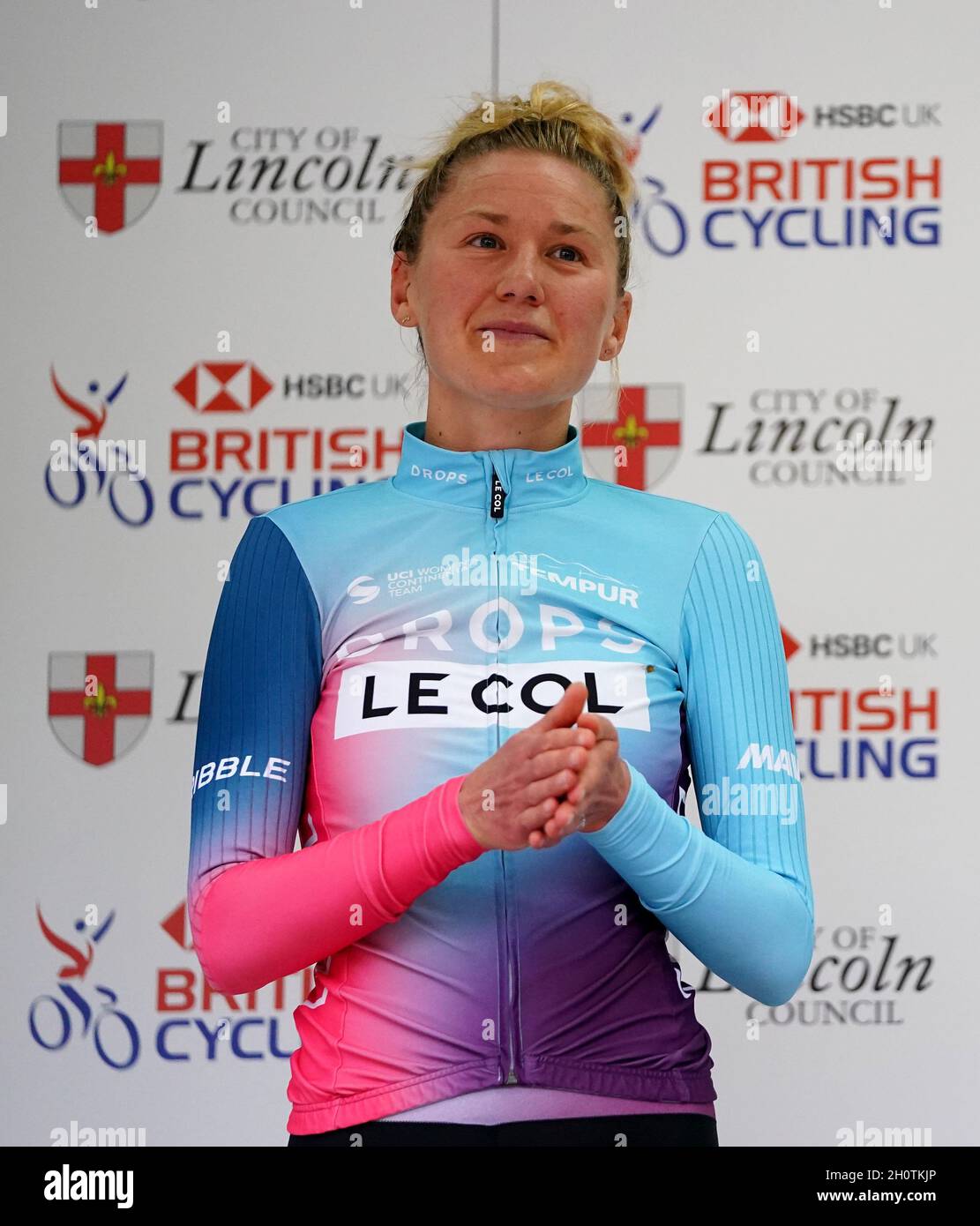 Joscelin Lowden vom Team DROPS-LE COL feiert auf dem Podium, nachdem er beim Women's Elite-Rennen während des British Cycling National Championships Time Trial durch Lincoln Zweiter wurde. Bilddatum: Donnerstag, 14. Oktober 2021. Stockfoto