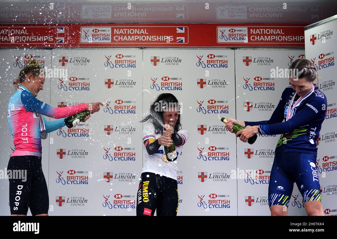 Joscelin Lowden vom Team Drops le Col, Zweiter, Anna Henderson vom Team Jumbo-Visma, First, und Leah Dixon vom Team TIBCO-Silicon Valley Bank, Dritte, feiern auf dem Podium nach dem Women's Elite-Rennen während des British Cycling National Championships Time Trial durch Lincoln. Bilddatum: Donnerstag, 14. Oktober 2021. Stockfoto