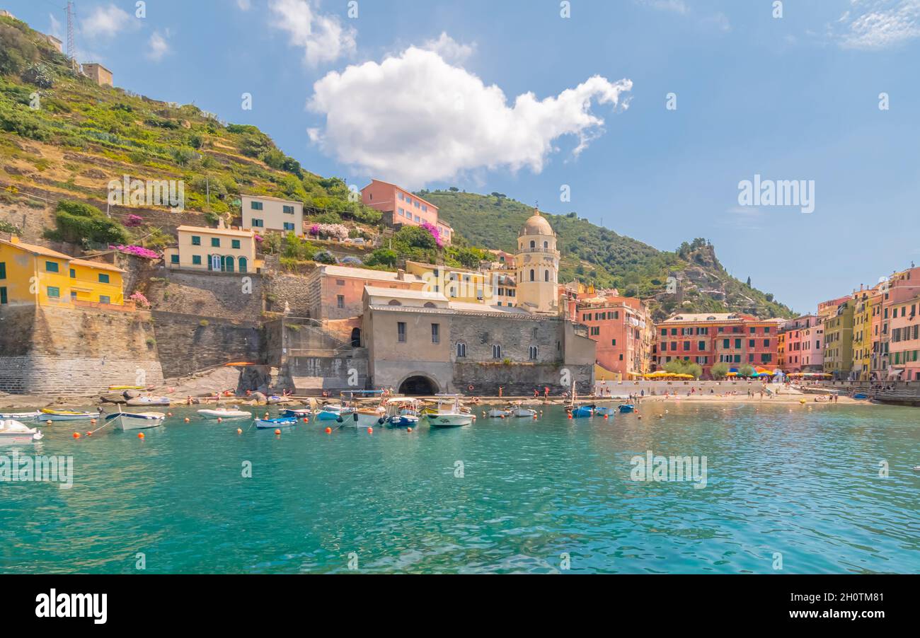 Blick auf den Hafen von Vernazza bei Nacht, buntes Dorf Cinque Terre, Ligurien, Italien. Stockfoto