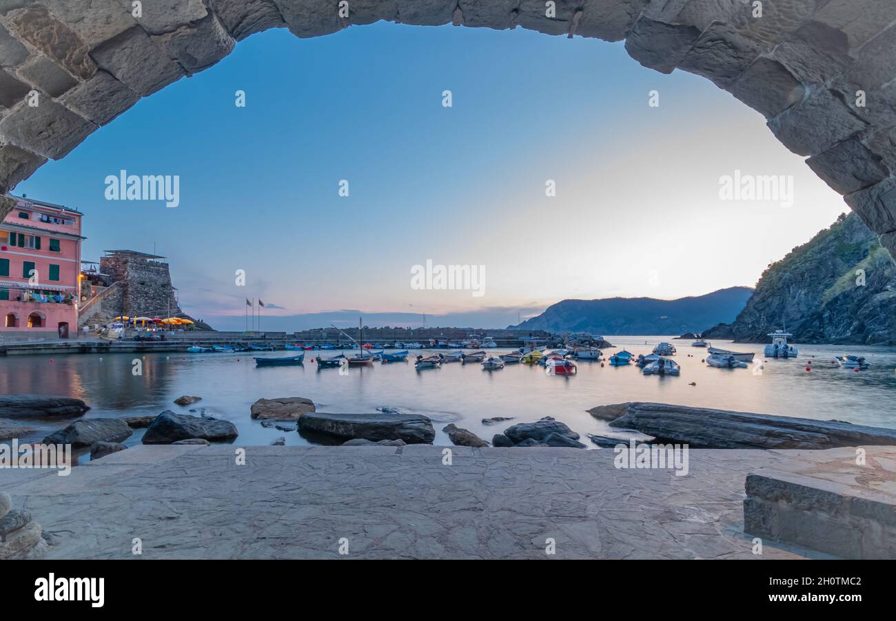 Blick auf den Hafen von Vernazza bei Nacht, buntes Dorf Cinque Terre, Ligurien, Italien. Stockfoto