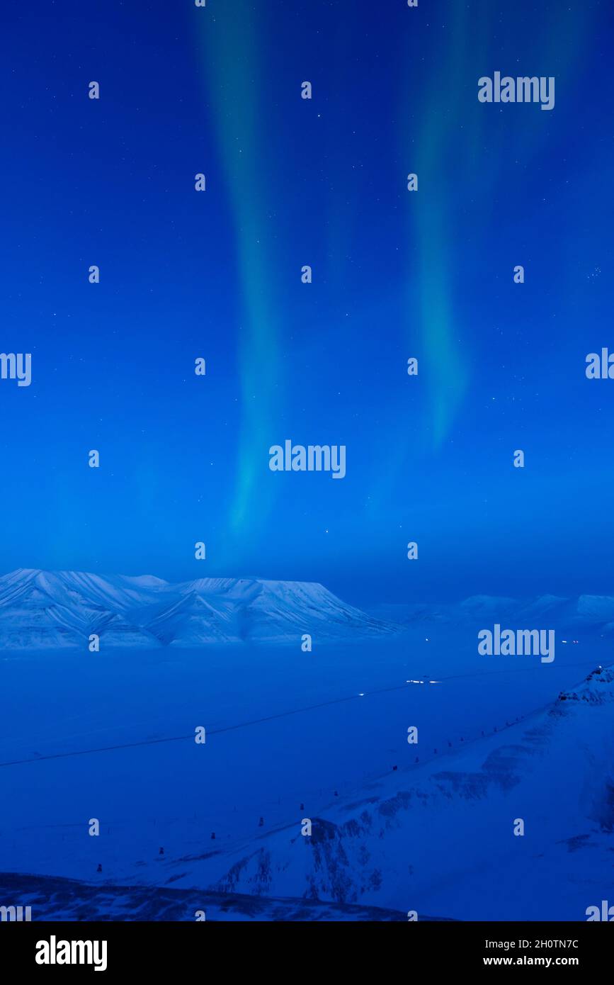 Dunkle Jahreszeit auf Spitzbergen mit polarer Nacht und Nordlichtern. Blick von einem Berg ins Adventdalen-Tal. Longyearbyen, Spitzbergen, Spitzbergen Stockfoto