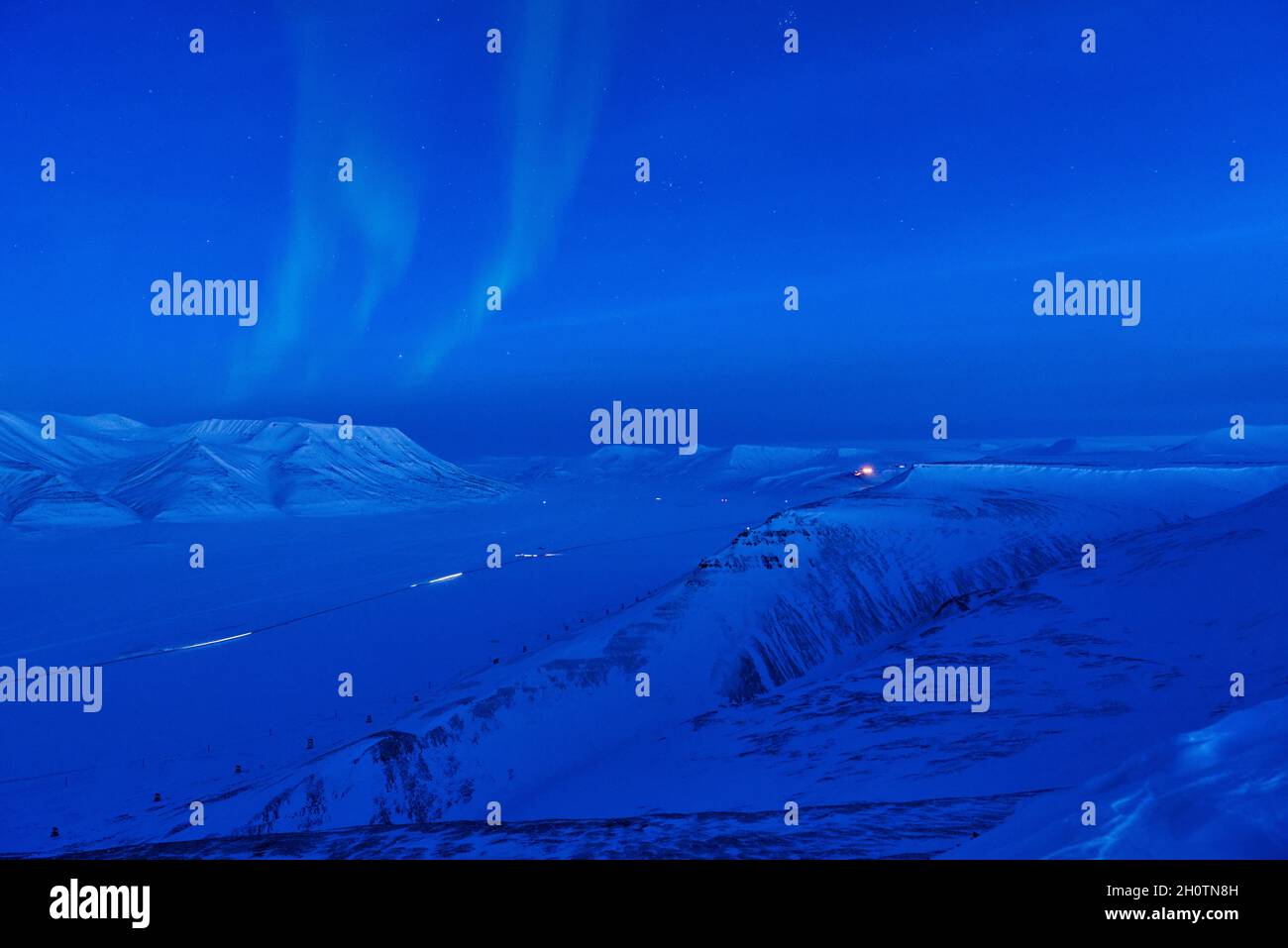 Dunkle Jahreszeit auf Spitzbergen mit polarer Nacht und Nordlichtern. Blick von einem Berg ins Adventdalen-Tal. Longyearbyen, Spitzbergen, Spitzbergen Stockfoto