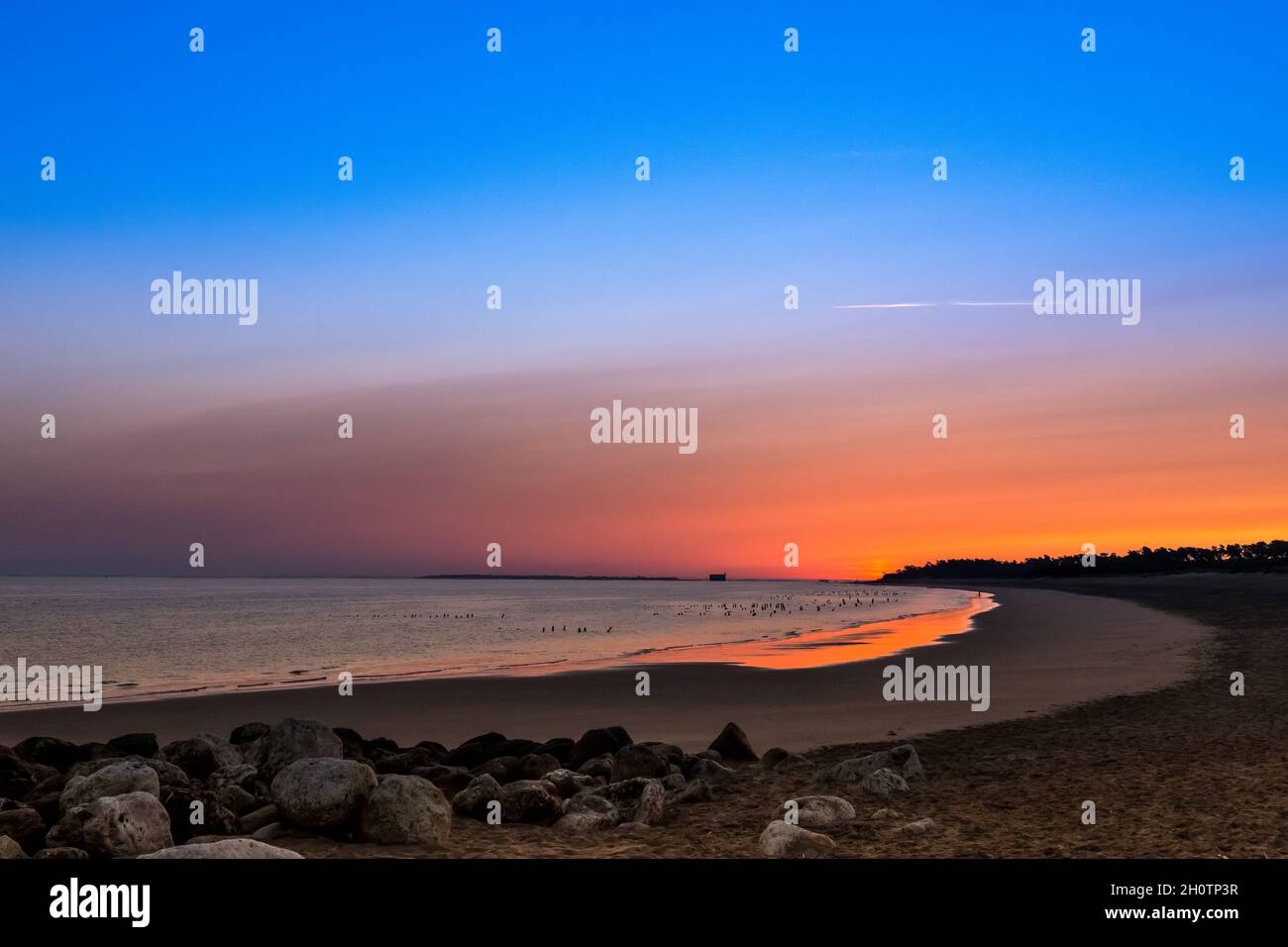 Erstaunlicher Sonnenaufgang an der Atlantikküste mit Rosenlicht Stockfoto
