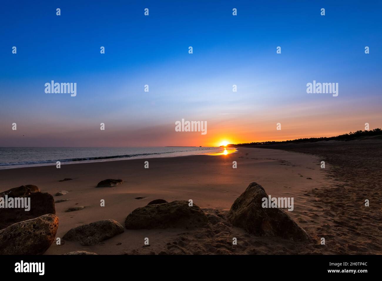 Erstaunlicher Sonnenaufgang an der Atlantikküste mit Rosenlicht Stockfoto