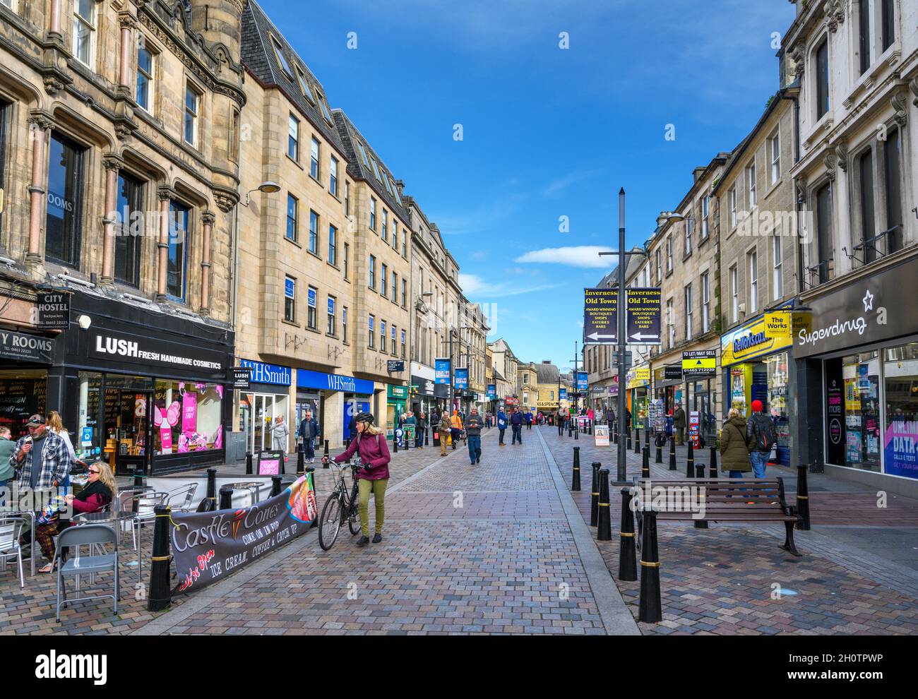 Geschäfte an der High Street im Stadtzentrum, Inverness, Schottland, Großbritannien Stockfoto