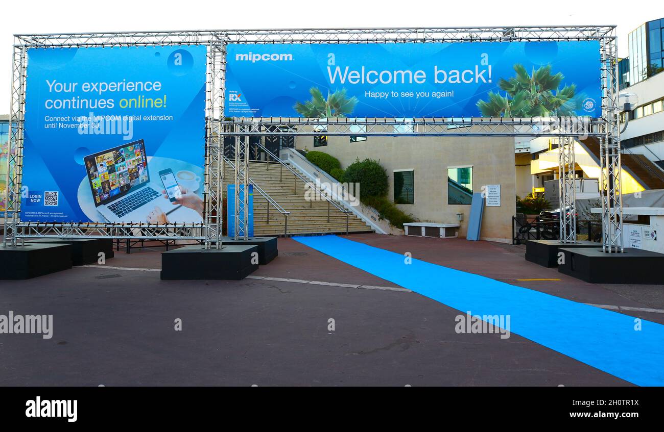 Cannes, Frankreich - 13. Oktober 2021: MIPCOM/MIPJUNIOR - der weltweite Markt für Unterhaltungsinhalte und das weltweit führende Event der Unterhaltungsindustrie für Kinder mit Atmosphäre im Palais des Festivals. RX Frankreich, Fernsehmesse, TV. Mandoga Media Ger Stockfoto