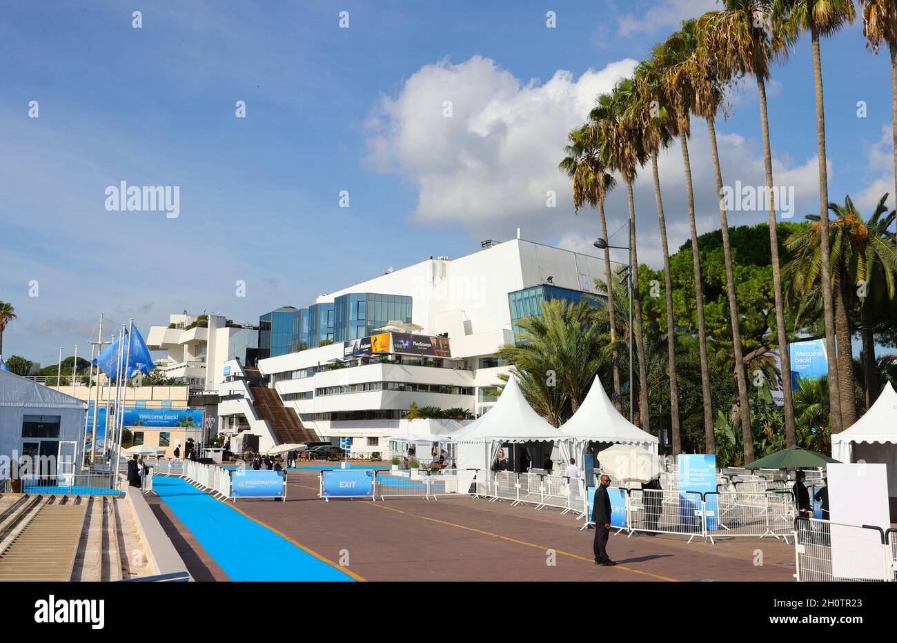 Cannes, Frankreich - 13. Oktober 2021: MIPCOM/MIPJUNIOR - der weltweite Markt für Unterhaltungsinhalte und das weltweit führende Event der Unterhaltungsindustrie für Kinder mit Atmosphäre im Palais des Festivals. RX Frankreich, Fernsehmesse, TV. Mandoga Media Ger Stockfoto