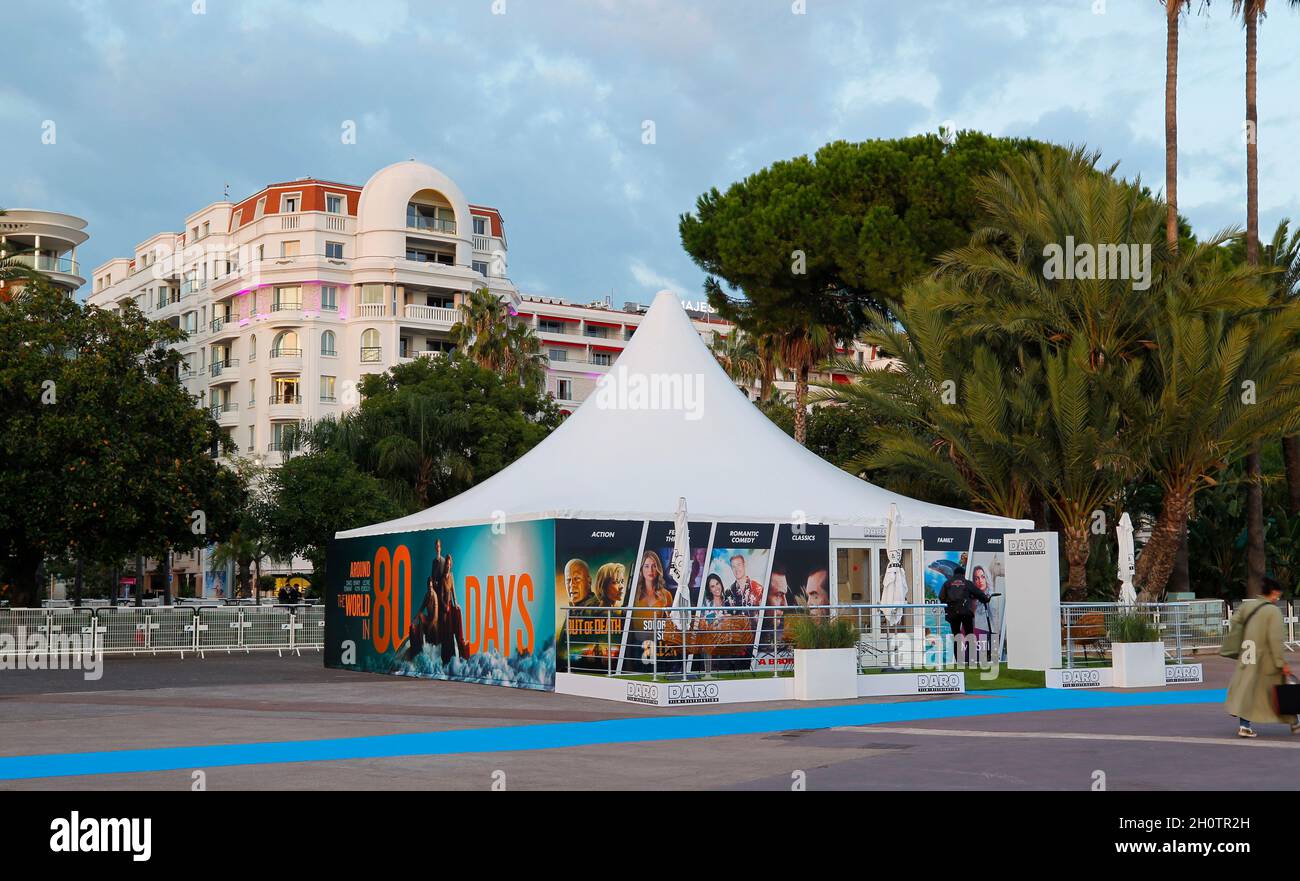 Cannes, Frankreich - 13. Oktober 2021: MIPCOM/MIPJUNIOR - der weltweite Markt für Unterhaltungsinhalte und das weltweit führende Event für die Unterhaltungsindustrie für Kinder mit Atmosphäre im Palais des Festivals, einem RX France Event, einer Fernsehfachmesse und TV. Mandoga Me Stockfoto
