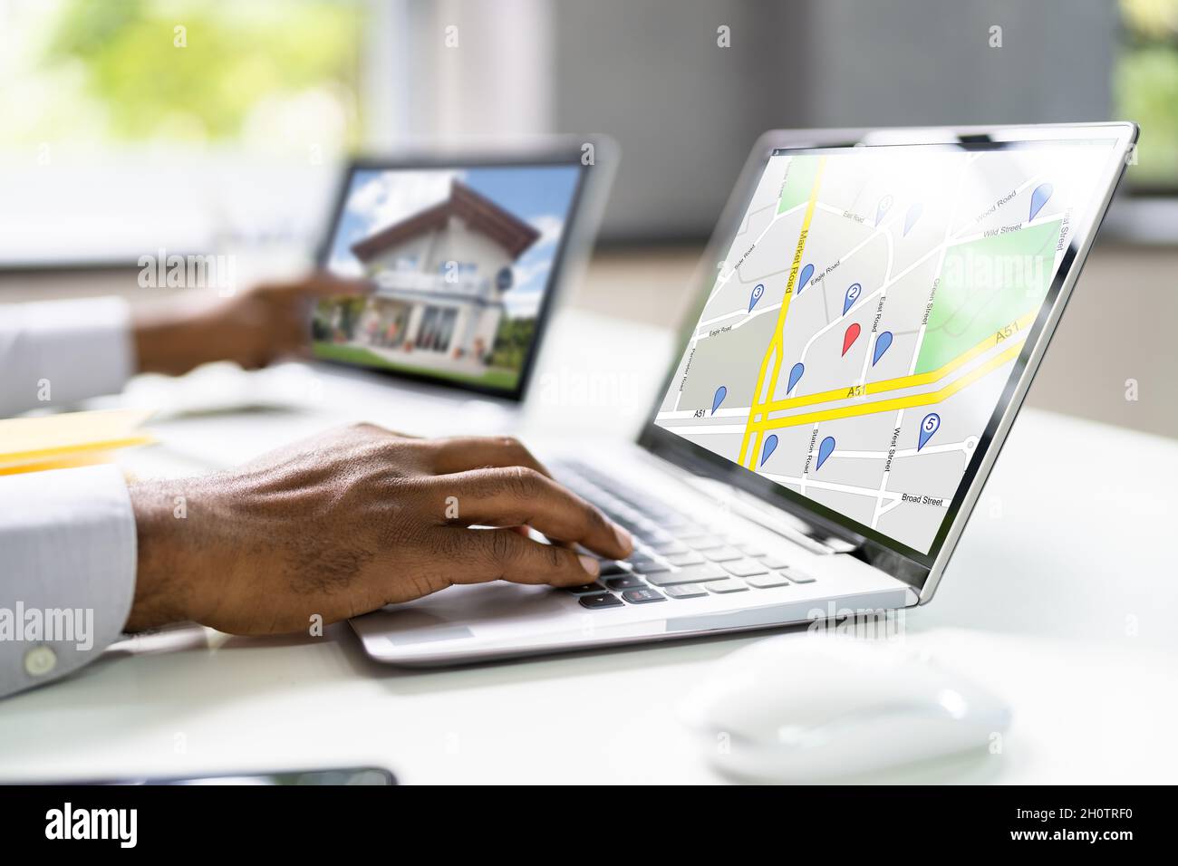 African American Searching Real Estate House Auf Karte Stockfoto