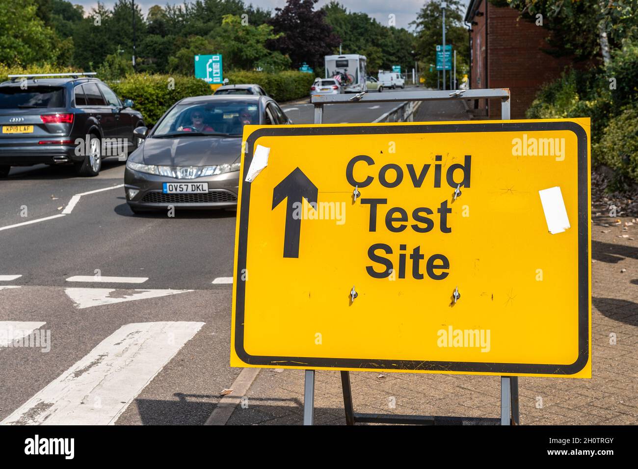 COVID-19 Prüfstandschild in Stratford-upon-Avon, Warwickshire, Großbritannien. Stockfoto