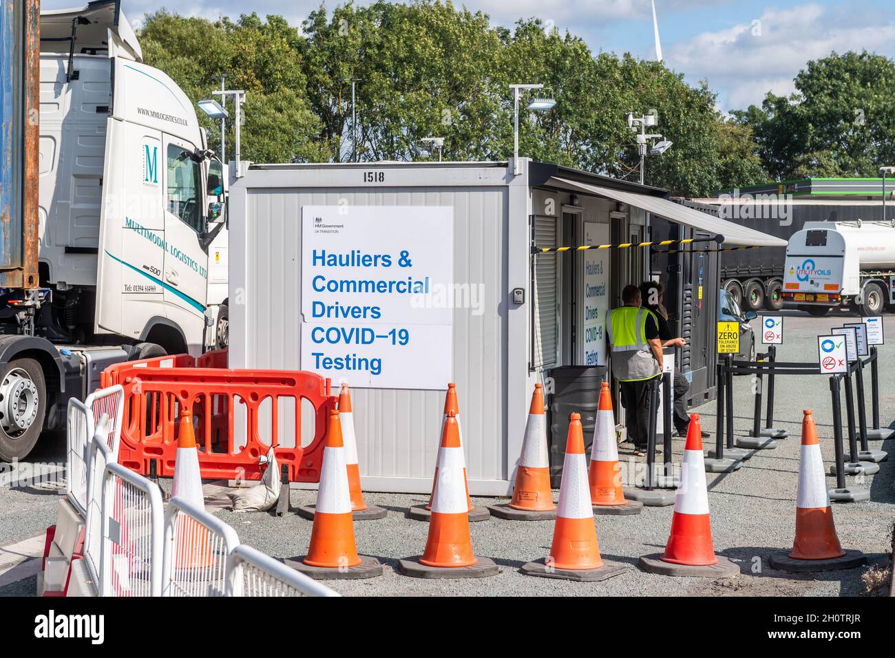 COVID-19 Testzentrum für gewerbliche Fahrer am Bahnhof Burtonwood auf der Autobahn M62 in Großbritannien. Stockfoto
